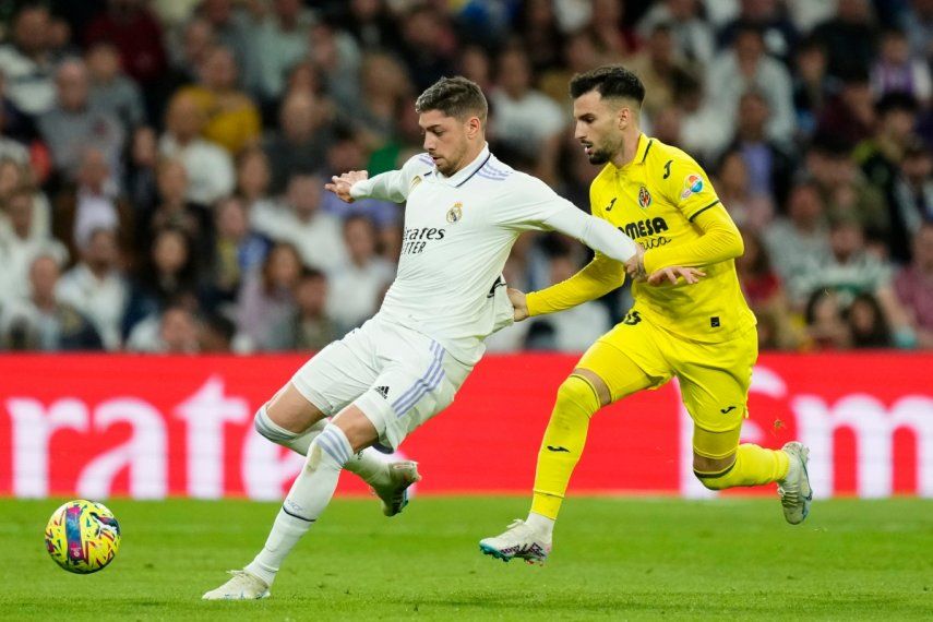 El jugador del Villarreal Alex Baena agarra por la camiseta al jugador del Real Madrid Federico Valverde durante un partido de Liga entre el Real Madrid y el Villarreal en el estadio Santiago Bernabéu en Madrid, el sábado 8 de abril de 2023.&nbsp;