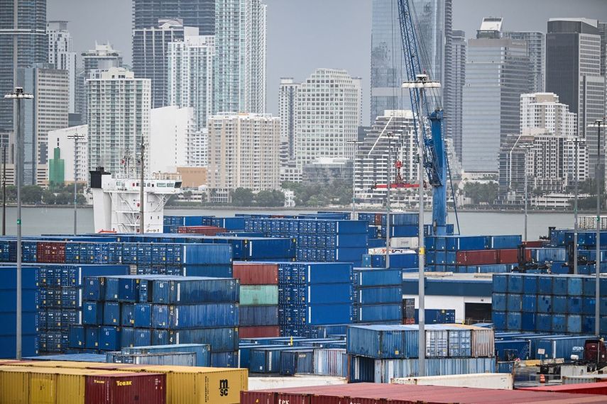 Contenedores para el envío de mercancías en el Puerto de Miami el 7 de agosto de 2025.