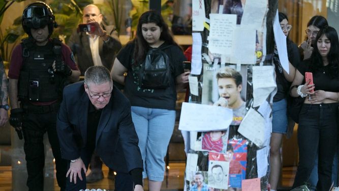 Geoff Payne, padre del cantante pop de One Direction Liam Payne, mira una nota colocada donde los fanáticos rindieron homenaje a su difunto hijo afuera del Hotel CasaSur en Buenos Aires el 18 de octubre de 2024.