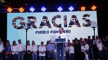 El candidato presidencial Laurentino Cortizo se dirige a sus simpatizantes tras conocer el resultado de las elecciones de este domingo, en Ciudad de Panamá (Panamá).