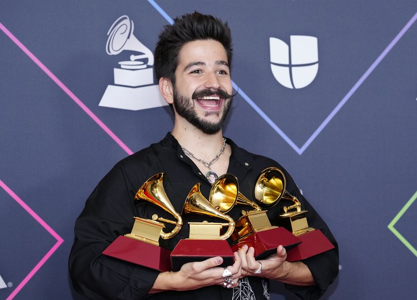 Camilo posa en la sala de prensa tras ganar los Latin Grammy al Mejor álbum vocal pop, Mejor canción de pop, fusión/interpretación urbana y Mejor canción tropical el jueves 18 de noviembre de 2021 en el MGM Grand Garden Arena en Las Vegas.