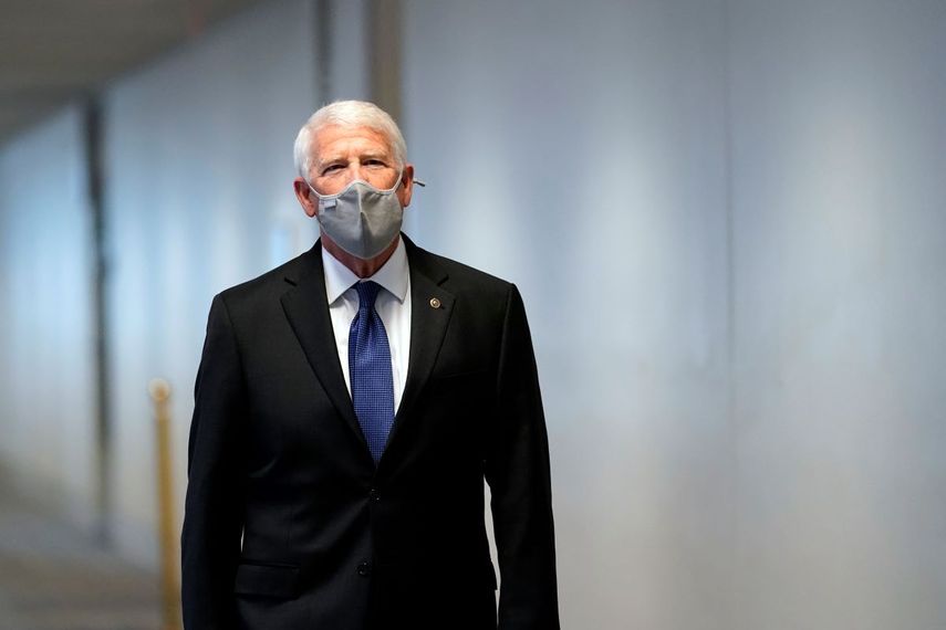 El senador republicano Roger Wicker arriba a un almuerzo el martes 26 de enero de 2021 con compañeros de partido en el Capitolio, en Washington.&nbsp;