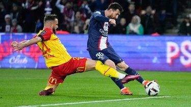 El argentino Lionel Messi marca el tercer tanto del París Saint-Germain ante Lens, en un encuentro de la liga francesa, realizado el sábado 15 de abril de 2023.
