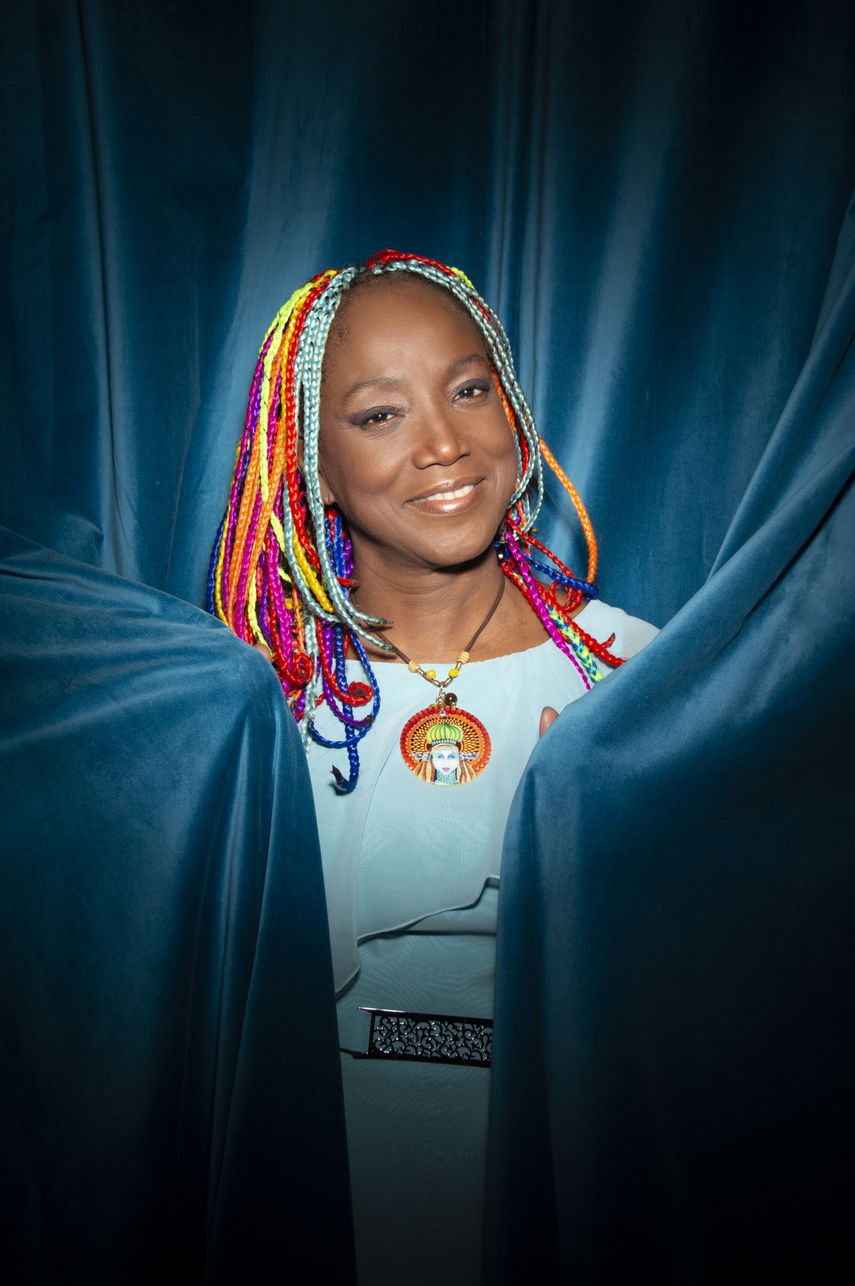 Una de sus aliadas será la cantante Lucrecia, que interpretará Dolor y perdón y Obsesión, del cantante cubano Benny Moré, en el primer álbum de ¡Mambo&nbsp;Madness!.