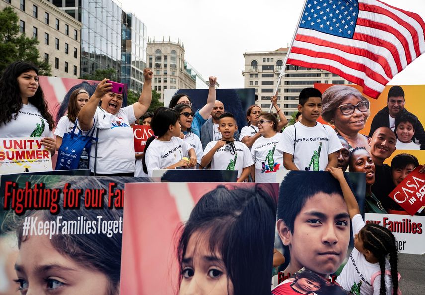 Varias personas participan en una manifestación contra la separación de familias inmigrantes en Washington D.C. 