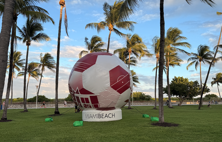 Uno de los 48 balones ubicados en Miami Beach.&nbsp;