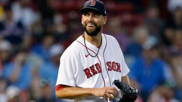 En foto del 3 de septiembre del 2022, el relevista Matt Barnes de los Medias Rojas de Boston reacciona tras llenar las bases en la novena entrada del encuentro ante los Rangers de Texas.