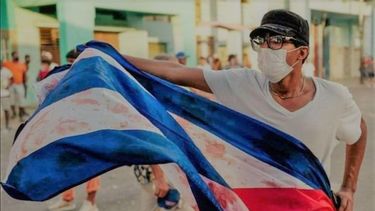 El día del estallido social, el joven Elías Rizo alzó su bandera y se convirtió en icono de las protestas.