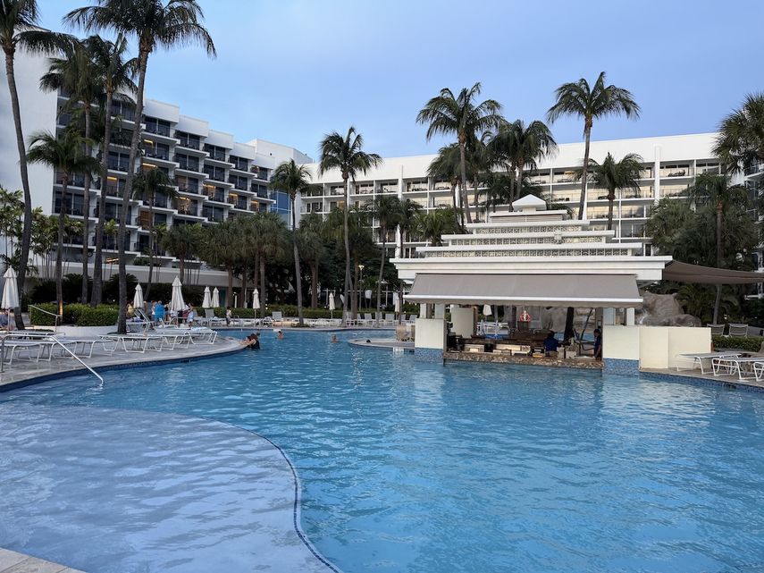 Una de las piscinas del hotel.