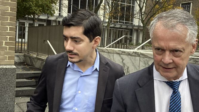 El exrepresentante estatal Michael DiMassa, izquierda, y su abogado John Gulash salen de la corte federal en Hartford, Connecticut, el 1 de noviembre del 2022. DiMassa se declaró culpable de fraude en conexión con el robo de más de 1,2 millones de dólares en fondos federales de ayuda por el coronavirus a la ciudad de West Haven.