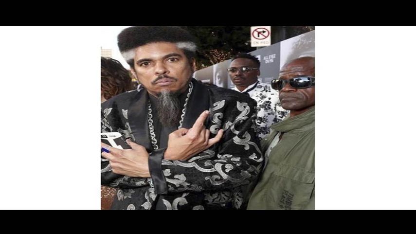 En esta foto proporcionada por Nzazi Malonga, Shock G, a la izquierda, posa en el estreno de la película All Eyez On Me en Los Angeles el 14 de junio de 2017. El rapero, líder del grupo de hip hop Digital Underground, falleció a la edad de 57 años.&nbsp;&nbsp;