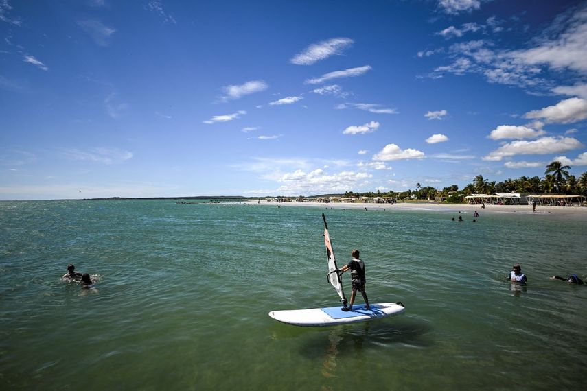 Bañistas disfrutan de la playa El Yaque en la isla de Margarita, estado de Nueva Esparta, Venezuela, el 24 de noviembre de 2024. Margarita, la isla principal de Venezuela, es un paraíso caribeño en decadencia tras años de devaluaciones, inflación, una pandemia y el colapso de los servicios públicos. (Foto de Juan BARRETO / AFP)