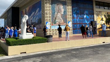 Votantes en Hialeah acudieron a la biblioteca John F. Kennedy.&nbsp; 