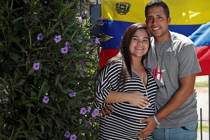 &nbsp;Fabiola (i) y su novio, Reinaldo (d), posan para una foto el pasado 4 de enero, en su casa de Bella Vista, Buenos Aires (Argentina).