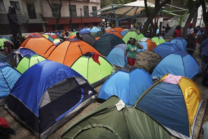 Migrantes haitianos acampan en la plaza Giordano Bruno en la Ciudad de México, el jueves 18 de mayo de 2023.