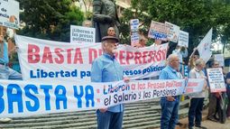 Durante protesta en Caracas, este 14 de agosto, sindicatos y gremios entregaron un documento en el que pidieron al defensor del Pueblo, Alfredo Ruiz, investigar de forma imparcial las agresiones sufridas por el grupo de madres de presos políticos poselectorales.