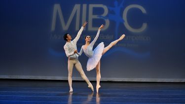 Una pareja de bailarines compite en el Miami International Ballet Competition (MIBC).&nbsp;