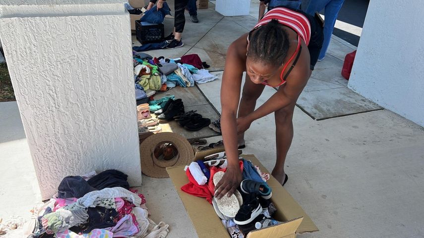 Ropa, medicinas, artículos de aseo e higiene personal, agua y comida caliente, entre otros productos, fueron donados a la comunidad en el estacionamiento del Departamento de Policía de esta localidad del suroeste de la Florida