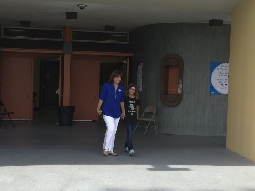 Precandidata Annette Taddeo, con su pequeña hija, a la salida del colegio electoral, establecido en el South Miami High School. 