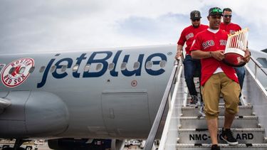 Cora, Vázquez y Kennedy, así como los jugadores Chris Sale y Rick Porcello viajaron en enero a la isla con un cargamento de suministros y equipaciones deportivas para entregarlos en el sector La Mesa en Caguas, como parte de su compromiso en la reconstrucción de la isla tras el paso del huracán María.