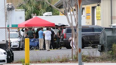 La policía interroga a testigos, luego de un&nbsp;tiroteo&nbsp;en una empresa de Orlando (Florida) en donde un exempleado, que había sido despedido en abril, mató a 6 personas para después quitarse la vida este lunes 5 de junio del 2017.&nbsp;