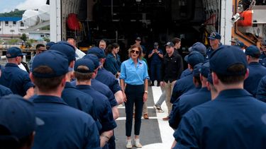 La secretaria de Seguridad Nacional de EEUU, Kristi Noem, se dirige a la tripulación durante su visita al guardacostas Escanaba de la Guardia Costera estadounidense para una reunión sobre interdicción de drogas el 24 de junio de 2025 en la Ciudad de Panamá, Panamá.