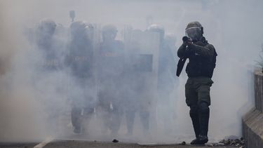 Los cuerpos de seguridad de Venezuela reprimen las protestas opositoras con gases lacrimógenos y chorros de agua.