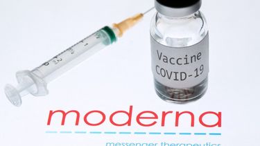 Esta foto de archivo tomada el 18 de noviembre de 2020 muestra una jeringa y un frasco que dicen Vaccine COVID-19 junto al logotipo de la empresa de biotecnología Moderna.&nbsp;