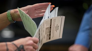 El conteo de votos en Kenosha, Wisconsin, el 3 de noviembre del 2020.