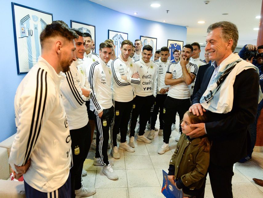 El presidente argentino, Mauricio Macri, despidió a los 23 futbolistas en la sede de la Asociación del Fútbol Argentino (AFA), antes del viaje.