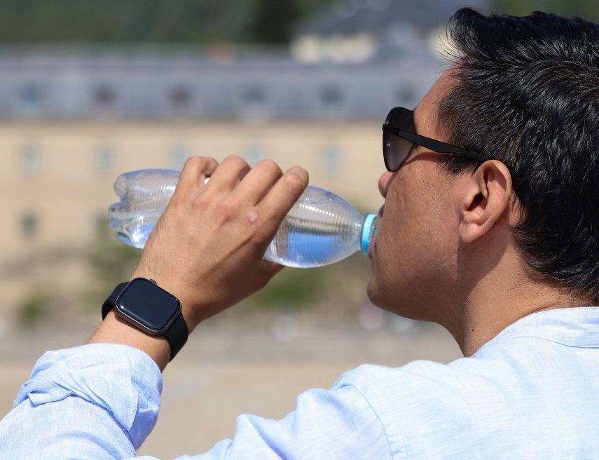 Un hombre bebe agua durante la ola de calor, a 30 de junio de 2025, en Madrid (España). Un hombre bebe agua durante la ola de calor, a 30 de junio de 2025, en Madrid (España).