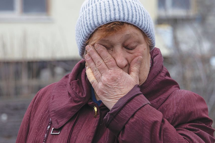 Una mujer&nbsp;se seca las&nbsp;lágrimas&nbsp;entre los&nbsp;escombros&nbsp;de su casa,&nbsp;cañoneada&nbsp;por separatistas&nbsp;respaldados&nbsp;por Rusia&nbsp;en el este de&nbsp;Ucrania.