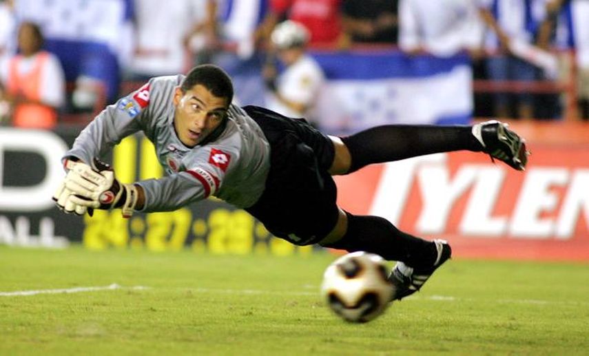 Mondragón llegó a convertirse en el futbolista de más edad en jugar un partido para Colombia. (ARCHIVO)