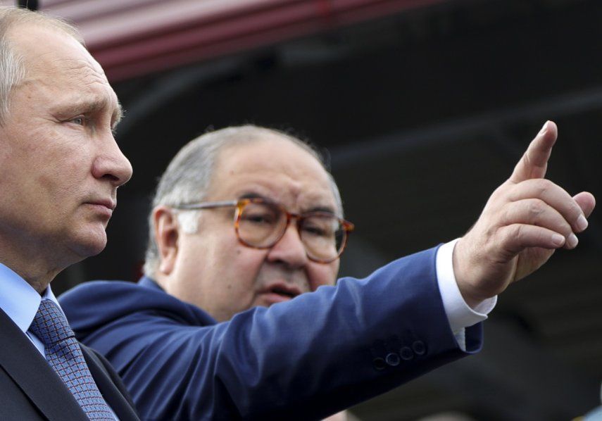 El empresario ruso fundador de USM Holdings, Alisher Usmanov, señala mientras habla junto al presidente ruso Vladímir Putin en Gubkin, región de Belgorod, Rusia.