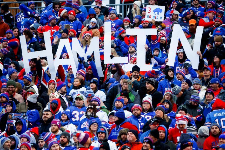 Los fanáticos muestran un letrero para manifestar apoyo al safety de los Bills de Buffalo, Damar Hamlin, durante el partido del domingo 8 de enero de 2023, ante los Patriots de Nueva Inglaterra.