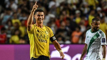 Cristiano Ronaldo (izq.), del Al Nassr, celebra tras anotar el primer gol de su equipo durante la final de la Supercopa de Arabia Saudí contra el Al-Ahli en el Estadio de Hong Kong, Hong Kong, el 23 de agosto de 2025. 