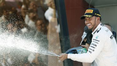 El piloto británico de Fórmula 1, Lewis&nbsp;Hamilton, del equipo Mercedes, celebra su victoria en el Gran Premio de España.&nbsp;