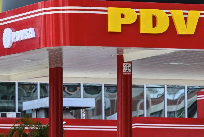 El logotipo de la empresa petrolera estatal venezolana PDVSA se ve en una estación de servicio en Caracas el 21 de enero de 2026.