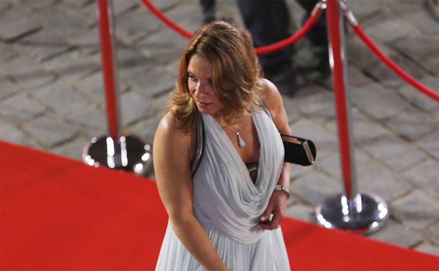 La popular conductora saluda al público congregado alrededor del trayecto. (SANTACRUZ)