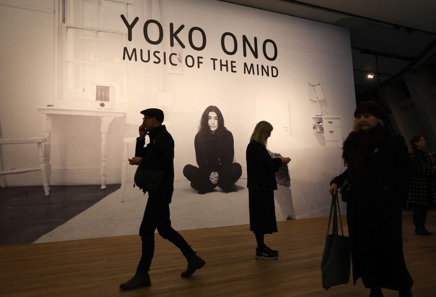 Los visitantes pasan junto a un cartel durante una sesión fotográfica para promocionar la exposición Yoko Ono: Music of the Mind en la Tate Modern de Londres el 13 de febrero de 2024.