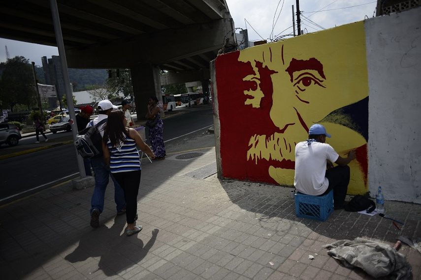 Diversos homenajes se realizan alrededor del mundo. En la foto, un artista pinta un mural en honor al fallecido escritor colombiano en la Ciudad de Panamá. (Xinhua)