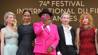 El director estadounidense y presidente del jurado del 74o Festival de Cine de Cannes, Spike Lee (C) posa con los miembros del jurado (de L), la actriz y directora francesa Melanie Laurent, la directora franco-senegalesa Mati Diop, la directora austriaca Jessica Hausner y la cantante franco-canadiense Mylene Farmer mientras llegan para la ceremonia de apertura y proyección de la película Annette en la 74 edición del Festival de Cine de Cannes en Cannes, sur de Francia, el 6 de julio de 2021.