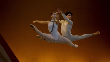 Los bailarines María Luisa Márquez y Yankiel Vázquez durante su presentación en la inauguración del 27 Festival de Ballet de La Habana en el Teatro Nacional en La Habana, Cuba, el jueves 20 de octubre de 2022.