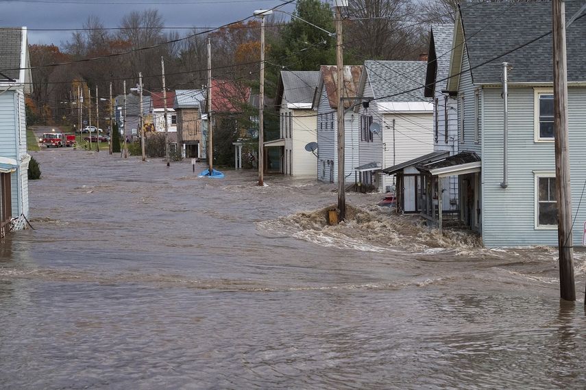 Viviendas inundadas por aguas del r&iacute;o East Canada Creek, en Dolgeville, Nueva York, el viernes 1 de noviembre de 2019 .
