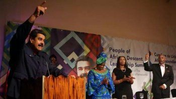 NOTICIA DE VENEZUELA  - Página 43 Opal-tometi-cofundadora-black-lives-matter-vestida-negro-aparece-un-acto-que-presidio-el-dictador-venezuela-nicolas-maduro