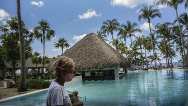 Con una máscara contra la propagación del nuevo coronavirus, una turista camina por el área de la piscina del hotel Meliá Habana en La Habana, Cuba, el jueves 11 de febrero de 2021.&nbsp;