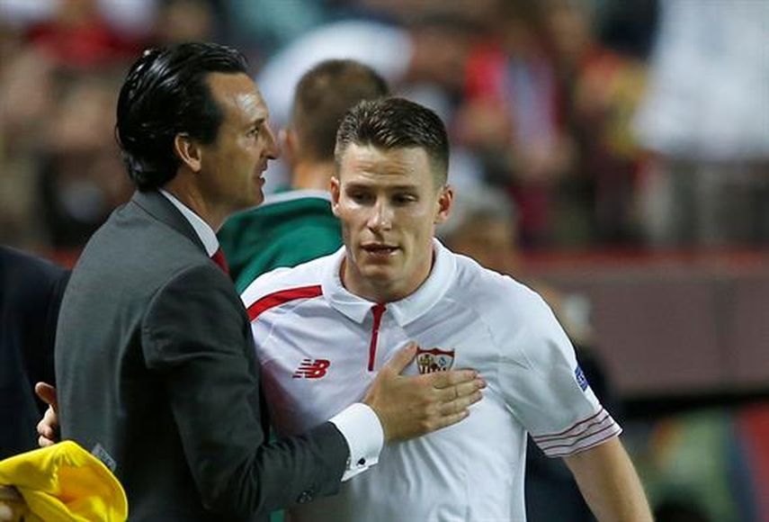 El técnico del Sevilla, Unai Emery (izquierda), felicita al delantero francés del equipo sevillista, Kevin Gameiro, tras ser sustituido. (EFE)