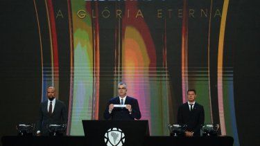 Frederico Nantes (centro), directivo de la Conmebol, junto con el exjugador de Brasil, Felipe Melo, y el exjugador de Argentina, Sebastian Battaglia, durante un sorteo de la Copa Libertadores, el 17 de marzo de 2025.