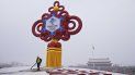 Un trabajador utiliza maquinaria para retirar la nieve de un adorno alusivo a los Juegos Olímpicos de Invierno, en la Plaza de Tiananmen en Beijing, el 20 de enero de 2022. Un trabajador utiliza maquinaria para retirar la nieve de un adorno alusivo a los Juegos Olímpicos de Invierno, en la Plaza de Tiananmen en Beijing, el 20 de enero de 2022.