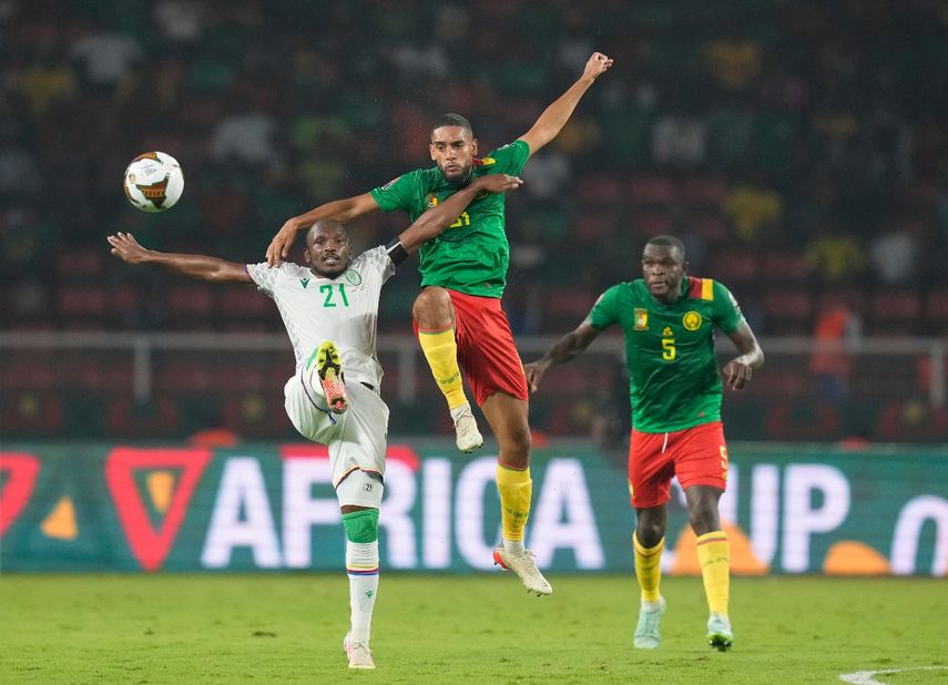 El Fardou Ben Nabouhane (izquierda) de Comoros va por el balón junto a JC Castelletto de Camerún durante el partido de octavos de final de la Copa Africana de Naciones